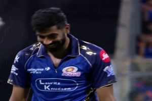 फीकी मुस्कान, पानी पीने से इनकार, जसप्रीत बुमराह का पंजाब किंग्स के सामने दर्द आया बाहर, देखिए लाचारगी भरा Video SportsTak Hindi