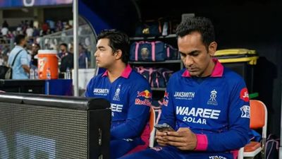 RR के मैनेजर को मोबाइल फोन का इस्तेमाल करने पर मिली सजा, BCCI ने चेतावनी के साथ ठोका इतने का जुर्माना SportsTak Hindi