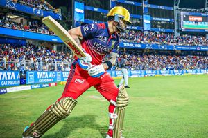 IPL 2026: दिल्ली कैपिटल्स के खिलाफ डिफेंडिंग चैंपियन रॉयल चैलेंजर्स बेंगलुरु पहनेगी खास जर्सी SportsTak Hindi
