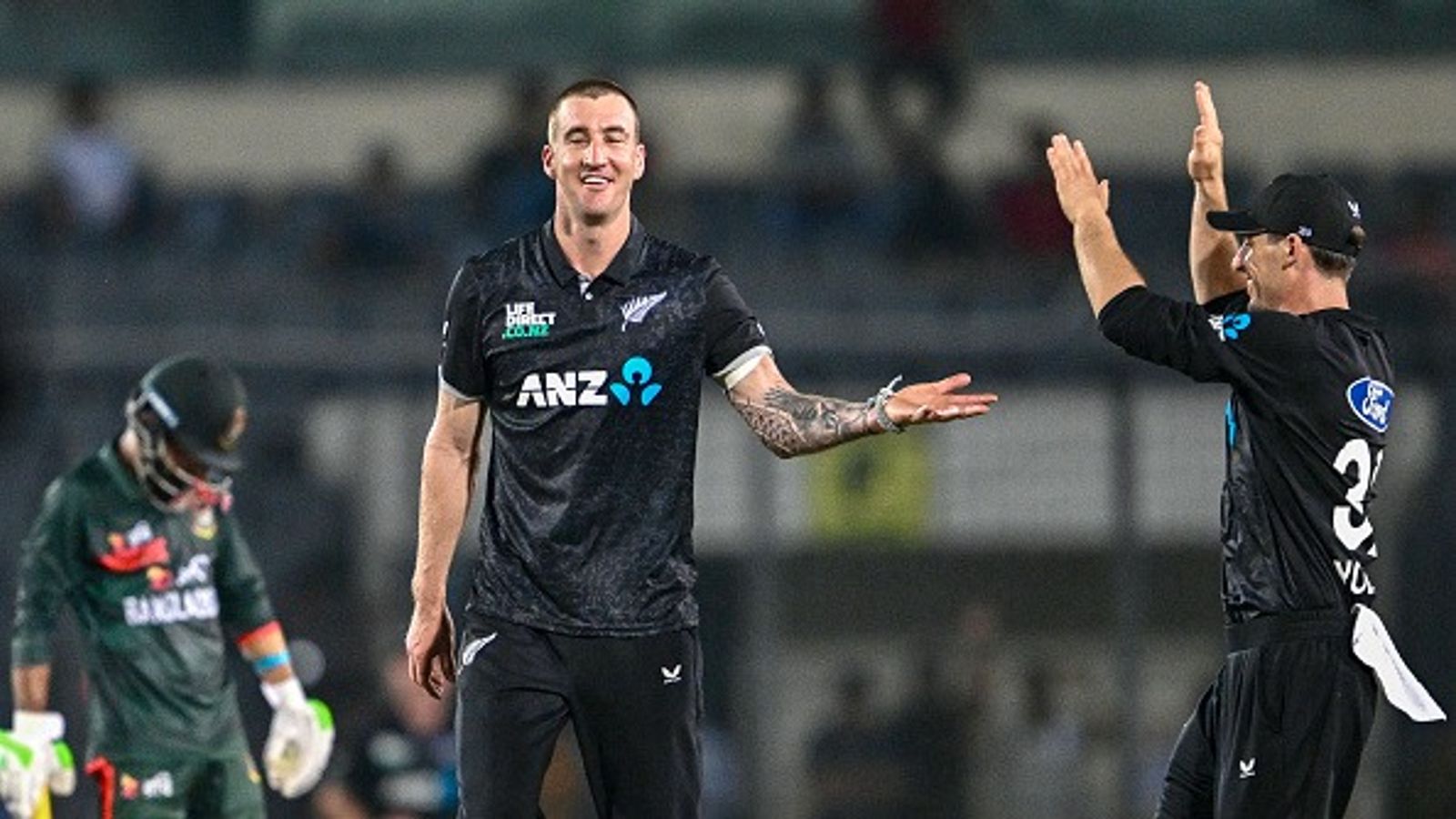 मेन सितारे IPL 2026 में बिजी, उधर कमजोर न्यूजीलैंड टीम ने कर दिया कमाल, पहले वनडे में बांग्लादेश को पीट सीरीज में बनाई बढ़त ब्लेयर टिकनर बांग्लादेश के कप्तान मेहदी हसन मिराज का विकेट लेने के बाद अपने साथियों के साथ जश्न मनाते हुए (PC: Getty)