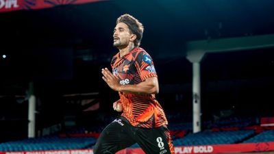 इस भारतीय ने इंस्टा रील्स की मदद से 7 दिन में बढ़ाई स्पीड, 140 KMPH की रफ्तार से IPL में कर रहा बॉलिंग SportsTak Hindi