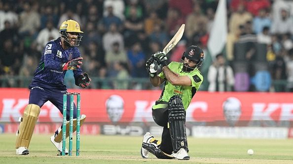 Quetta Gladiators's wicketkeeper Dinesh Chandimal (L)