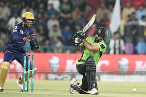 कॉमेडी शो बना PSL, असली के साथ रिप्लेसमेंट खिलाड़ी भी मैदान पर खेलने उतरा, पेट पकड़कर हंसने लगे लोग SportsTak Hindi