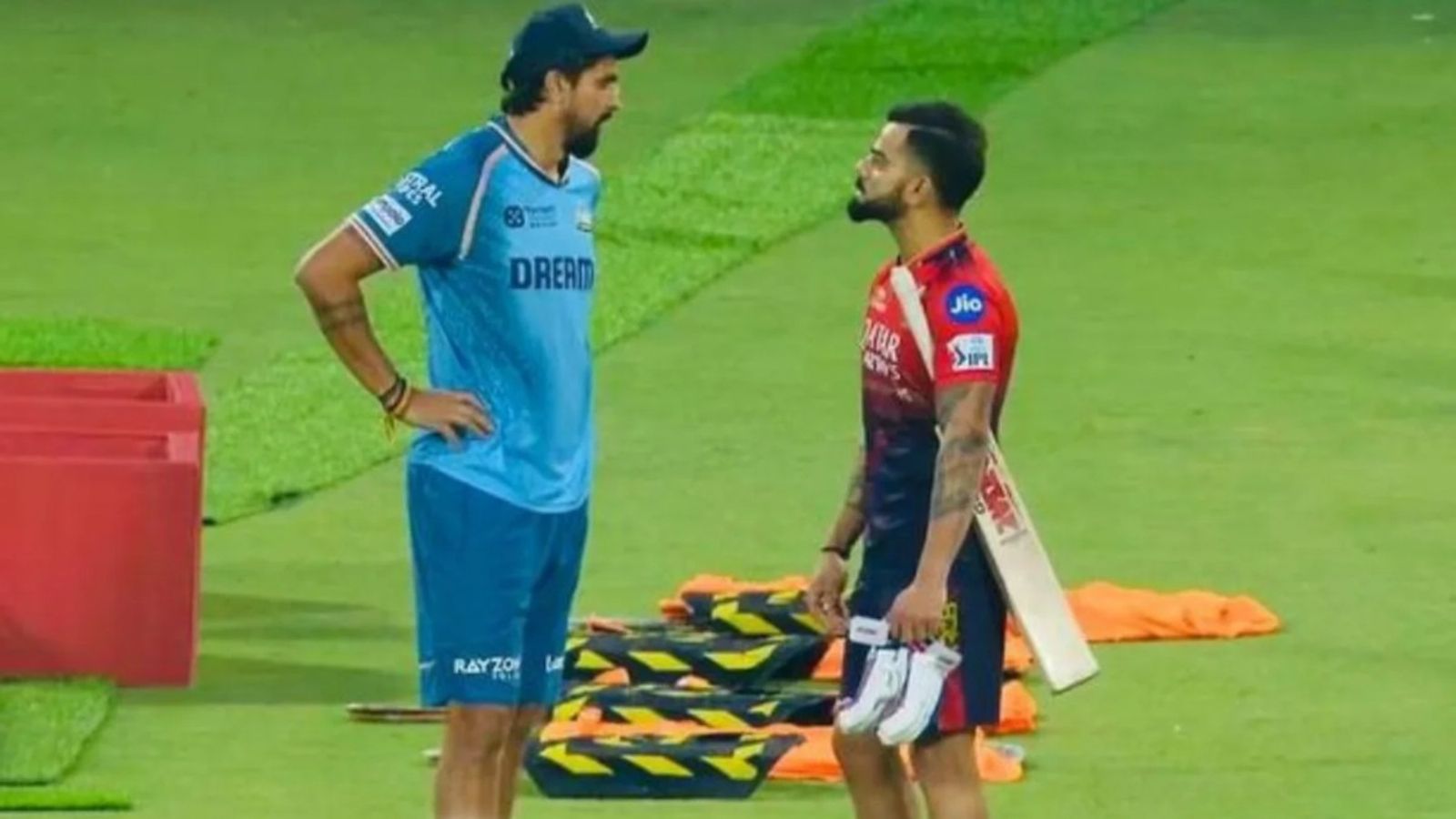 IPL इतिहास के पहले मैच में खेले ये दो सितारे आज भी खेल रहे, आईपीएल 2026 में इन टीमों का हैं हिस्सा इशांत शर्मा और विराट कोहली 2008 से आईपीएल का हिस्सा हैं.