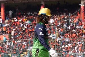 RCB के कप्तान रजत पाटीदार को Live मैच में अंपायर ने दी चेतावनी, बोले - तीसरी बार किया तो... SportsTak Hindi