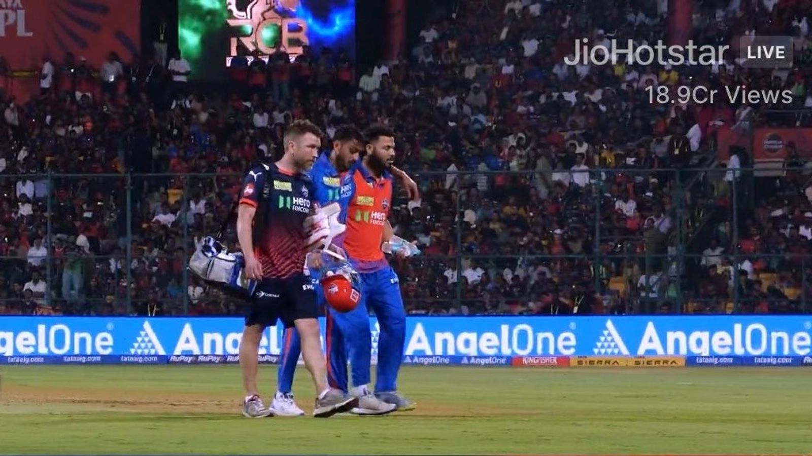 RCB से जीतकर भी दिल्ली कैपिटल्स पर टूटी आफत, कप्तान अक्षर पटेल को जानिए क्या हुआ ? इंजरी के बाद अक्षर पटेल