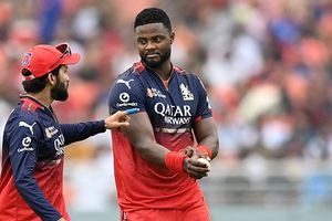 RCB के लिए आखिरी ओवर में विलेन बनने वाले रोमारियो क्या होंगे टीम से बाहर? कोच एंडी फ्लावर ने दी अपडेट SportsTak Hindi