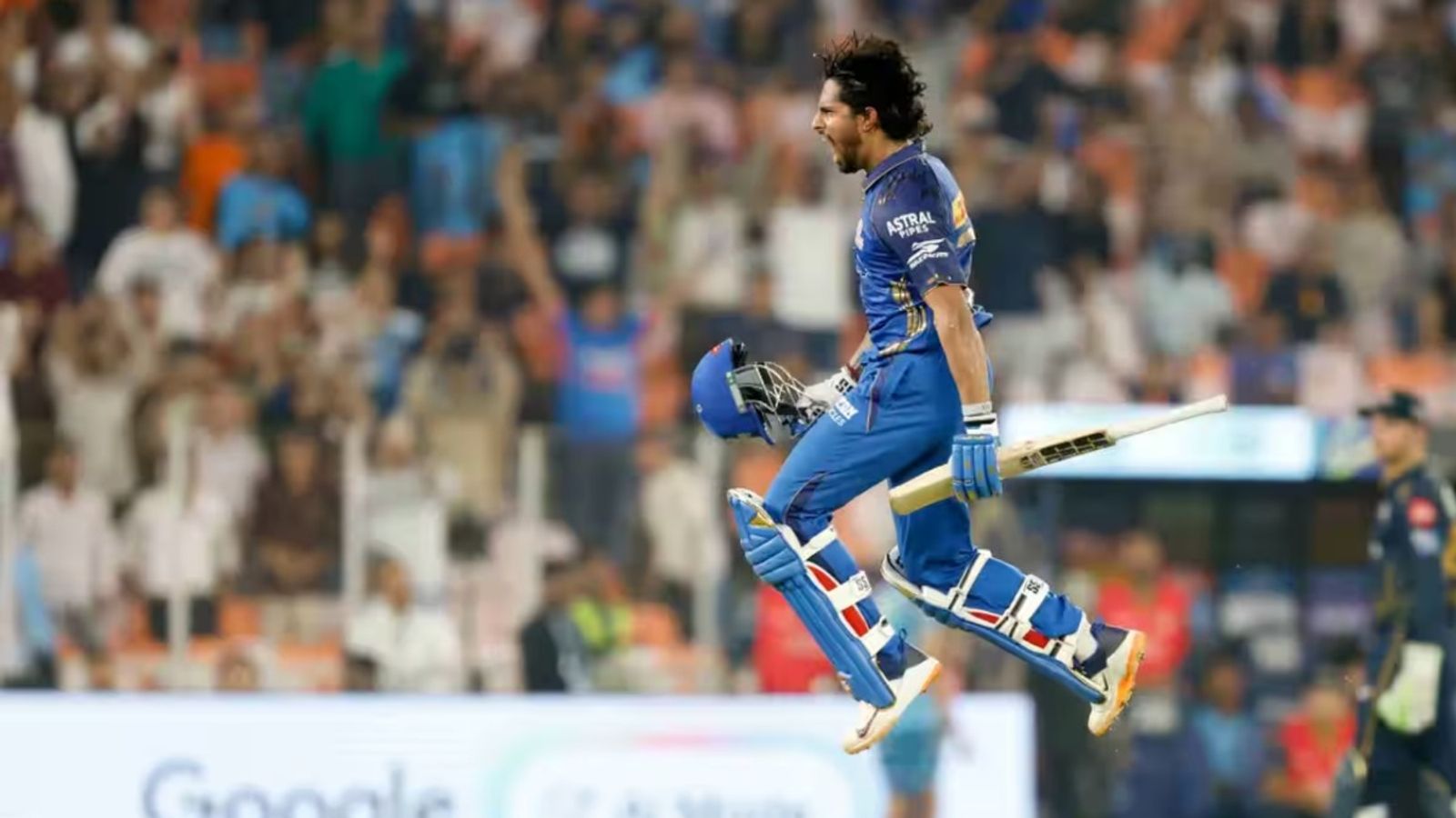 22 गेंद में 19 रन फिर टाइमआउट और तिलक वर्मा हो गए खूंखार, 23 गेंद में 82 रन कूटकर ठोका पहला IPL शतक तिलक वर्मा का पहला आईपीएल शतक गुजरात टाइटंस के सामने आया. (Photo: IPL)