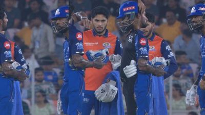 तिलक वर्मा को हार्दिक पंड्या ने गुस्से और जोश में आकर खूब सुनाया, चुपचाप सुनता रहा युवा, जानिए क्या बात हुई SportsTak Hindi