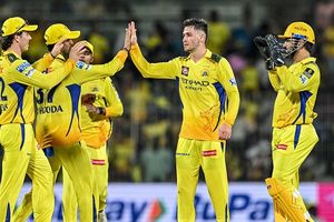 चेन्नई सुपर किंग्स का फिर से हो गया नुकसान, धाकड़ खिलाड़ी IPL 2026 से बाहर, 2-3 महीने खेलना मुश्किल SportsTak Hindi