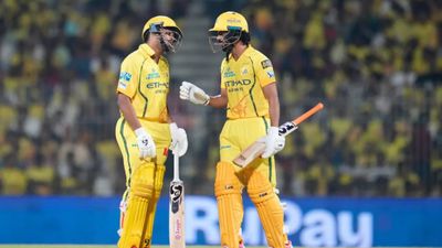 चेन्नई सुपर किंग्स का फिर से हो गया नुकसान, धाकड़ खिलाड़ी IPL 2026 से बाहर, 2-3 महीने खेलना मुश्किल SportsTak Hindi