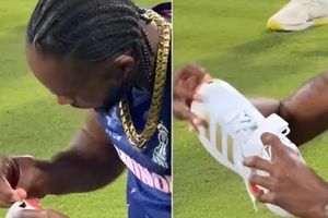 जोफ्रा आर्चर नए जूते को काटते आए नज़र, जानिए क्यों तेज गेंदबाज कटा जूता पहनकर करते हैं बॉलिंग SportsTak Hindi