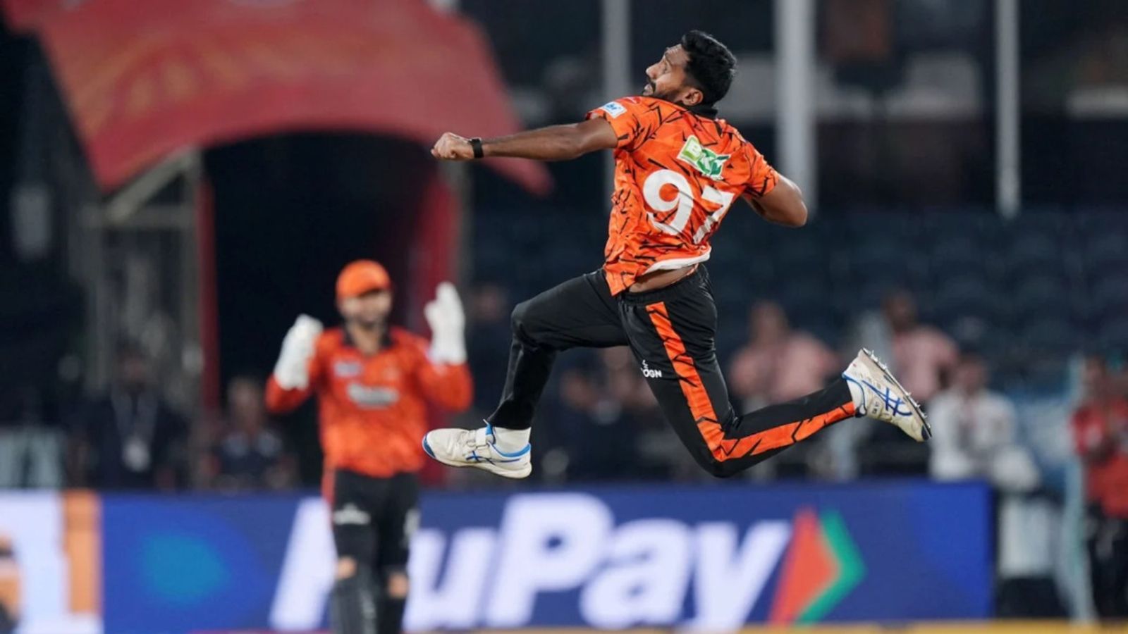 SRH vs DC: अभिषेक के शतक और मलिंगा की बॉलिंग से हैदराबाद ने दिल्ली को दी शिकस्त, 47 रन से जीता मैच इशान मलिंगा ने दिल्ली के खिलाफ 4 विकेट लिए. (Photo: BCCI)