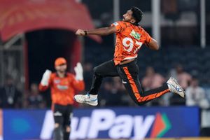 SRH vs DC: अभिषेक के शतक और मलिंगा की बॉलिंग से हैदराबाद ने दिल्ली को दी शिकस्त, 47 रन से जीता मैच SportsTak Hindi