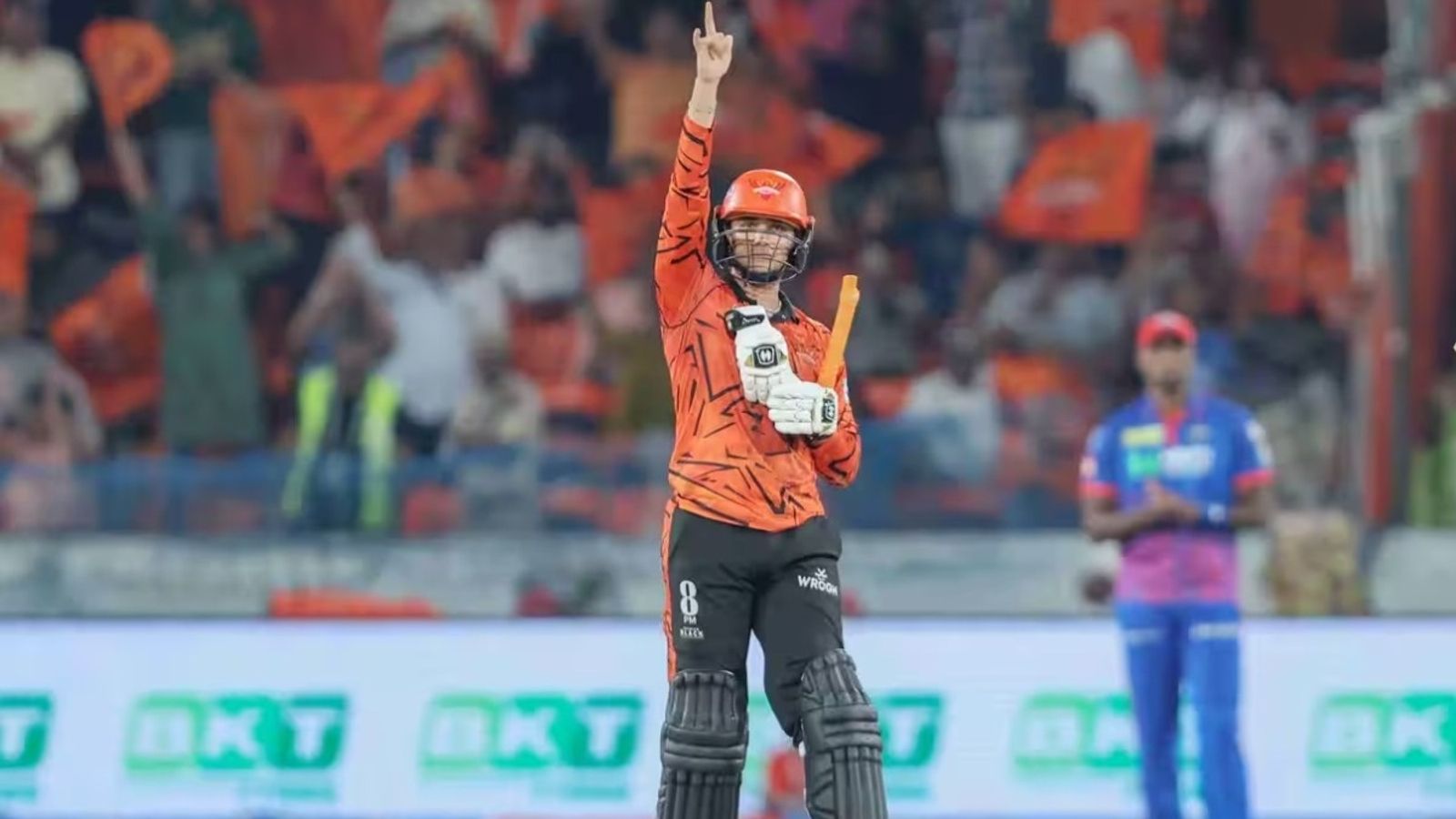 अभिषेक शर्मा की बहन की तबीयत खराब, SRH की जीत के बाद बल्लेबाज ने बताई हालत, DC के खिलाफ अपनी तूफानी पारी की डेडिकेट अभिषेक शर्मा ने दिल्ली कैपिटल्स के खिलाफ नॉटआउट 135 रन की पारी खेली. (PC: IPL)