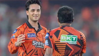 ‘मैं चाहता हूं कि उन्हें कैमरे पर दिखाओ ', अपने U-12 के जमाने से स्टैंड्स में मौजूद रहने वाले शख्स के लिए अभिषेक शर्मा की खूबसूरत अपील SportsTak Hindi