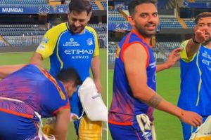 'तुम आया, साथ में कैमरा लेकर आया, भगाओ इसको', एमएस धोनी को देखते ही दीपक चाहर ने छुए पैर, पूर्व कप्तान ने कसा मजेदार तंज, Video SportsTak Hindi