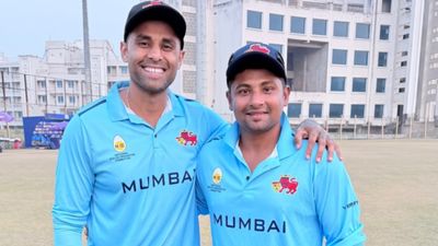 सूर्यकुमार यादव को भारी पड़ गई सरफराज खान की यह रिक्वेस्ट, जगह छिनी, रन सूखे, अब खतरे में करियर SportsTak Hindi