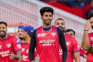 LSG की टीम में लौटा 150 की रफ्तार वाला घातक गेंदबाज, 353 दिन बाद IPL में बरपाएगा कहर, जानें कैसे 4 इंजरी को दी मात ? SportsTak Hindi