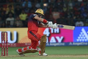RCB के धाकड़ खिलाड़ी को मिली IPL छोड़ने की सलाह, इंग्लैंड के एलिस्टेयर कुक ने किसे और क्यों कहा ऐसा ? SportsTak Hindi