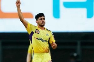 CSK के गेंदबाज पर टूटा दुखों का पहाड़, IPL 2026 के बीच मां का हुआ निधन, MI के खिलाफ मैच से पहले आई बुरी खबर SportsTak Hindi
