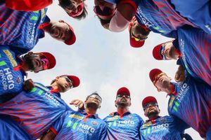 दिल्ली कैपिटल्स ने IPL 2026 सीजन के बीच खेला बड़ा दांव, इंग्लैंड के टैक्सी ड्राइवर के बेटे को टीम से जोड़ा SportsTak Hindi