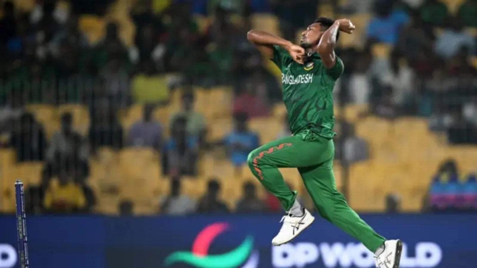 बांग्लादेश ने पाकिस्तान को दिया झटका, दो खिलाड़ियों को PSL में दोबारा भेजने से किया मना मुस्तफिजुर रहमान बांग्लादेश के तेज गेंदबाज हैं. (Photo: Getty)