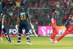 रॉयल चैलेंजर्स बेंगलुरु vs गुजरात टाइटंस आईपीएल मैच की फ्री लाइव स्ट्रीमिंग, प्लेइंग इलेवन, पिच और वेदर रिपोर्ट SportsTak Hindi