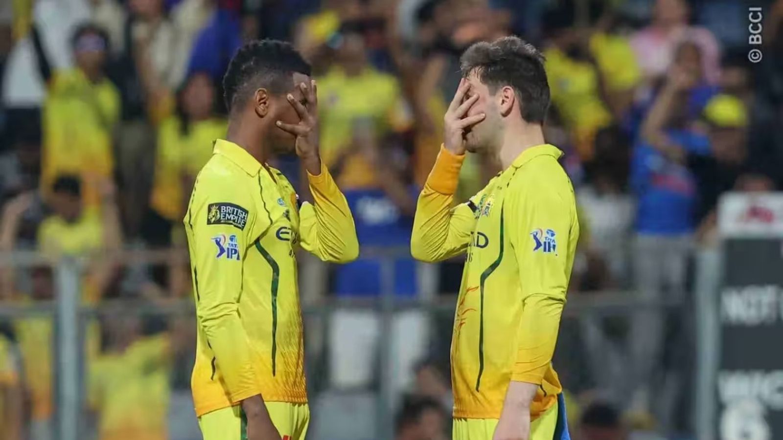 13 साल पहले 'जडेजा' जैसा बनने की ठानी, अब जडेजा की जगह लेकर CSK को जिताया तो चेहरे को क्यों ढका? जानें ये वजह मुंबई के खिलाफ विकेट लेने के बाद जश्न मनाते अकील हुसैन और नूर अहमद