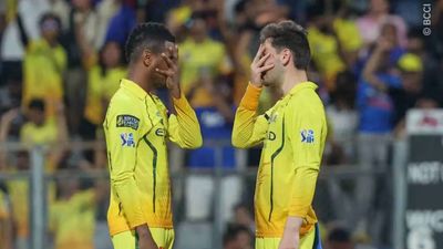 13 साल पहले 'जडेजा' जैसा बनने की ठानी, अब जडेजा की जगह लेकर CSK को जिताया तो चेहरे को क्यों ढका? जानें ये वजह Akeal Hossain and Noor Ahmed celebrate after taking a wicket against Mumbai