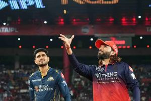 RCB vs GT : आरसीबी की टीम से फिल साल्ट बाहर तो गुजरात के लिए दिग्गज ऑलराउंडर का डेब्यू, जानें दोनों टीमों की Playing XI SportsTak Hindi