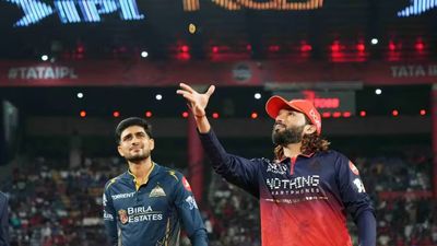 RCB vs GT : आरसीबी की टीम से फिल साल्ट बाहर तो गुजरात के लिए दिग्गज ऑलराउंडर का डेब्यू, जानें दोनों टीमों की Playing XI Rajat Patidar and Shubman Gill during the toss