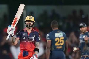 RCB vs GT : विराट कोहली ने साई के शतक पर फेरा पानी, 206 रन के चेज में गुजरात को आरसीबी ने खदेड़ा SportsTak Hindi