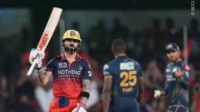 RCB vs GT : विराट कोहली ने साई के शतक पर फेरा पानी, 206 रन के चेज में गुजरात को आरसीबी ने खदेड़ा Virat Kohli after scoring fifty against Gujarat