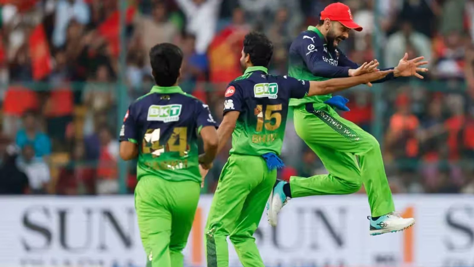 RCB आईपीएल 2026 में अब बेंगलुरु में लीग मैच क्यों नहीं खेलेंगी, किस वजह से 1400 KM दूर होंगे मुकाबले आरसीबी आईपीएल 2026 में बेंगलुरु और रायपुर में होम मैच खेलेगी. (Photo: IPL)