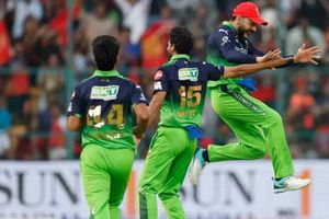 RCB आईपीएल 2026 में अब बेंगलुरु में लीग मैच क्यों नहीं खेलेंगी, किस वजह से 1400 KM दूर होंगे मुकाबले SportsTak Hindi