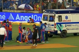 IPL में बड़ा हादसा, प्रियांश आर्य के शॉट पर घायल हुआ खिलाड़ी, बीच मैदान आई एम्बुलेंस, जानें कौन गया अस्पताल ? SportsTak Hindi