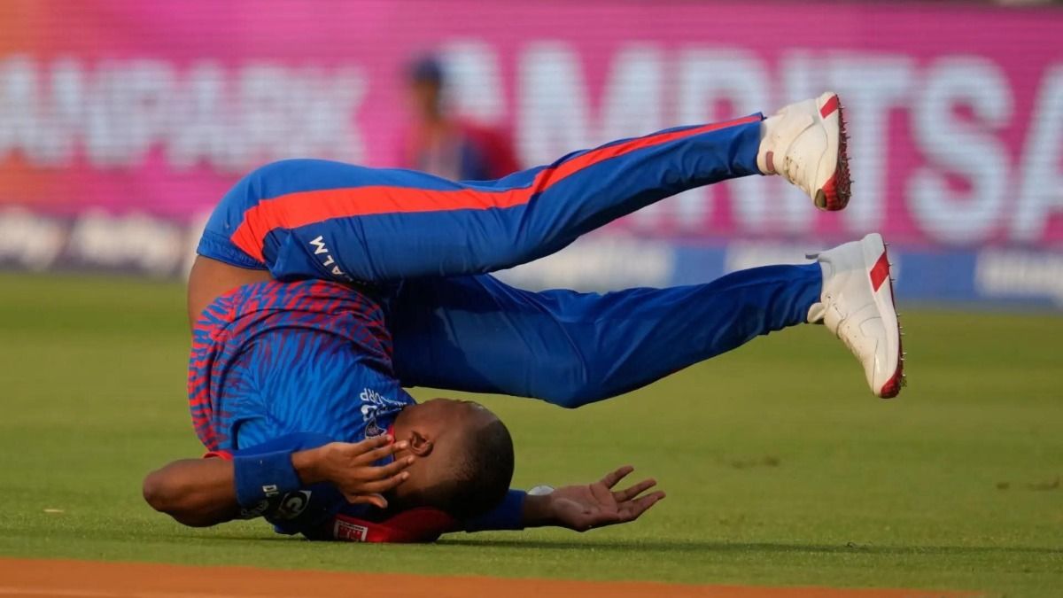 कैच लेने के दौरान लुंगी एंगिडी 