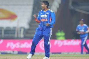 IND vs SA: दीप्ति शर्मा के 5 विकेटों से भारत को मिली पहली जीत, साउथ अफ्रीका को 14 रन से पीटा SportsTak Hindi