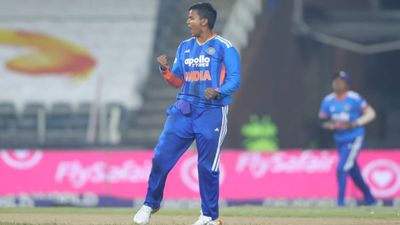 IND vs SA: दीप्ति शर्मा के 5 विकेटों से भारत को मिली पहली जीत, साउथ अफ्रीका को 14 रन से पीटा SportsTak Hindi