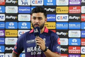 रियान पराग का फ्लॉप शो जारी, 8 मैच में सिर्फ 88 रन बनाये तो बैटिंग कोच ने तोड़ी चुप्पी, कहा - उसके साथ कुछ... SportsTak Hindi