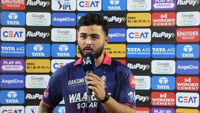 रियान पराग का फ्लॉप शो जारी, 8 मैच में सिर्फ 88 रन बनाये तो बैटिंग कोच ने तोड़ी चुप्पी, कहा - उसके साथ कुछ... Riyan Parag