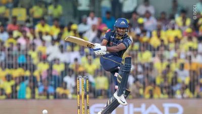 CSK vs GT : चेन्नई के शेर अपने घर में 158 पर ढेर, गुजरात को साई सुदर्शन ने दिलाई चौथी जीत Sai Sudarshan plays a shot against Chennai