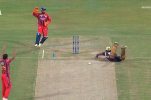 स्टंप्स पर नहीं लगा थ्रो, फिर भी रघुवंशी रन आउट हुए तो जमीन पर दे मारा बल्ला, KKR के खेमे में मचा बवाल, जानें क्या हुआ ? SportsTak Hindi