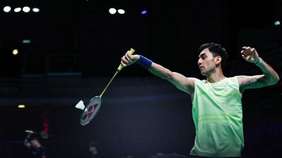 Thomas Cup 2026 : भारत ने क्वार्टर फाइनल में बनाई जगह, ऑस्ट्रेलिया का 5-0 से किया क्लीन स्वीप Lakshya Sen playing a shot