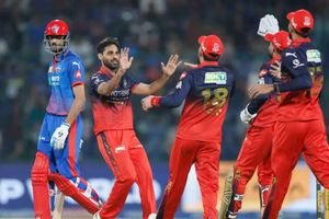 RCB के गेंदबाजों की आंधी में 75 पर ढेर हुई दिल्ली, कोहली की सेना ने 39 गेंद में दर्ज की जीत SportsTak Hindi