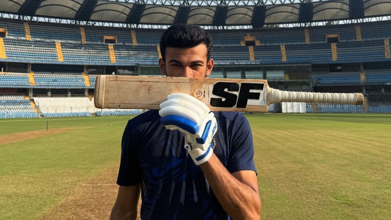 CSK का चौंकाने वाला फैसला, इस अनजाने बल्लेबाज को ट्रायल के लिए बुलाया, 6 मैच में उड़ा चुका है 26 छक्के आयुष वर्तक मुंबई के उभरते हुए क्रिकेटर हैं.