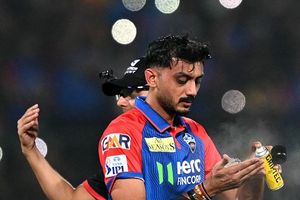 पंजाब से मिली हार के चलते RCB के सामने दिल्ली ने घुटने टेके! अक्षर पटेल का दिल तोड़ने वाला खुलासा SportsTak Hindi