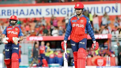 प्रियांश आर्य-प्रभसिमरन मे क्यों लगती है छक्के बरसाने की शर्त? श्रेयस अय्यर से बाद में जीतने पर मिलता है ये गिफ्ट Priyansh Arya and Prabhsimran Singh