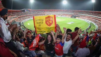IPL में 200 प्लस के स्कोर्स पर सनराइजर्स हैदराबाद के कोच ने उठाए सवाल, बोले- इस टूर्नामेंट में हम लोग... SportsTak Hindi